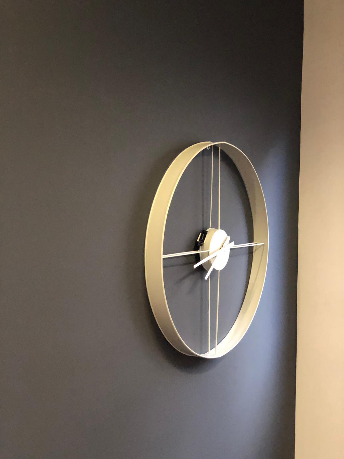 RELOJ METÁLICO 